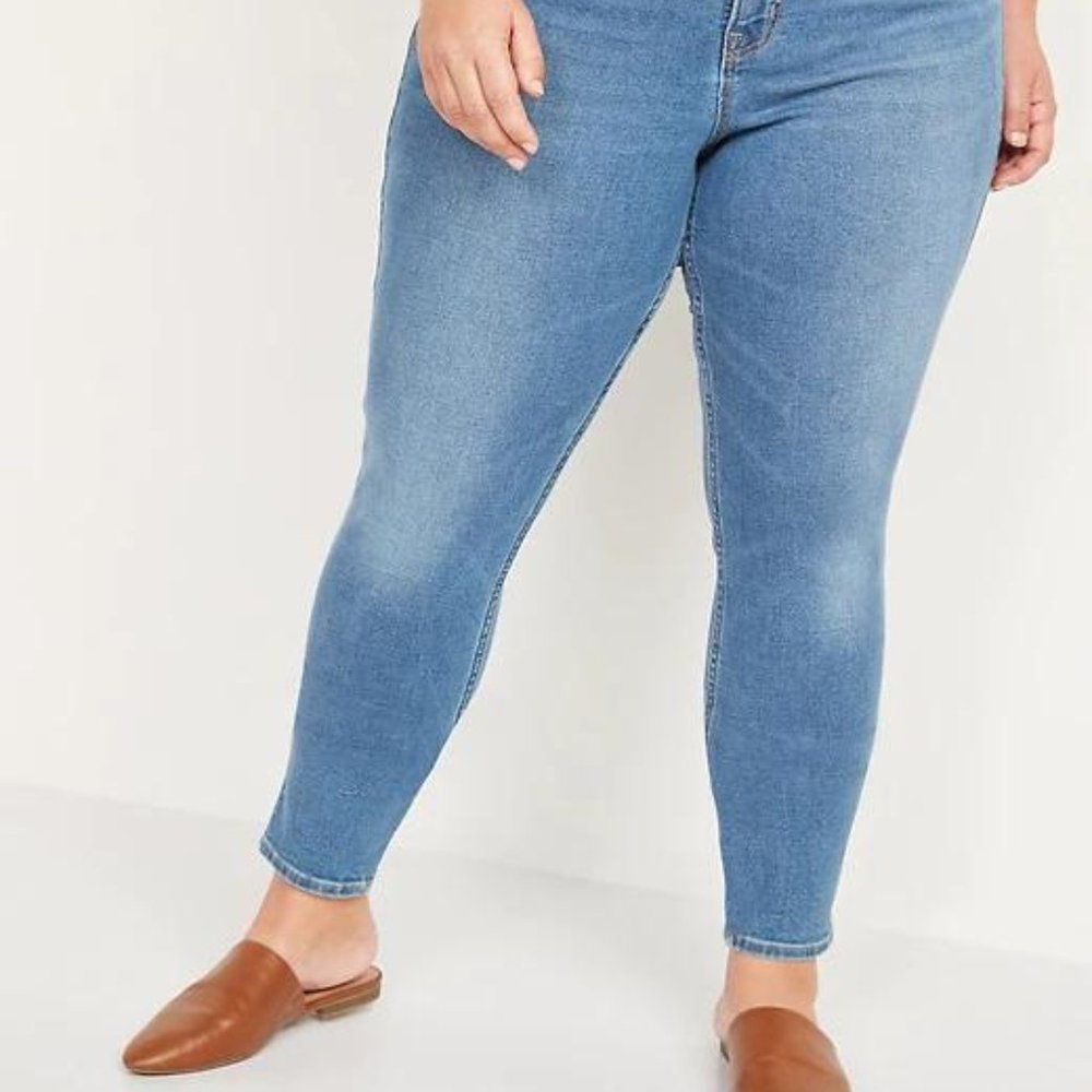 Old NavyExtra High-Waisted Rockstar 360° Stretch Super Skinny Medium-Wash Jeans - Picture 7 of 8